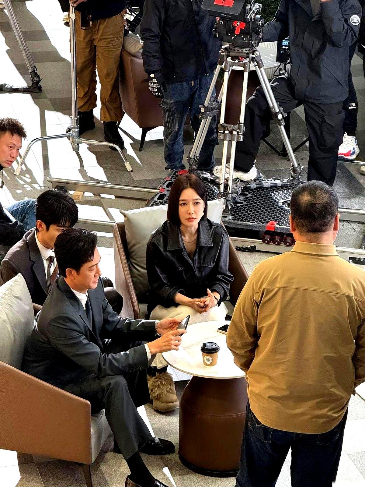 一身剪裁得体的西装今天算是彻底明白了，什么叫“小说男主”照进现实。