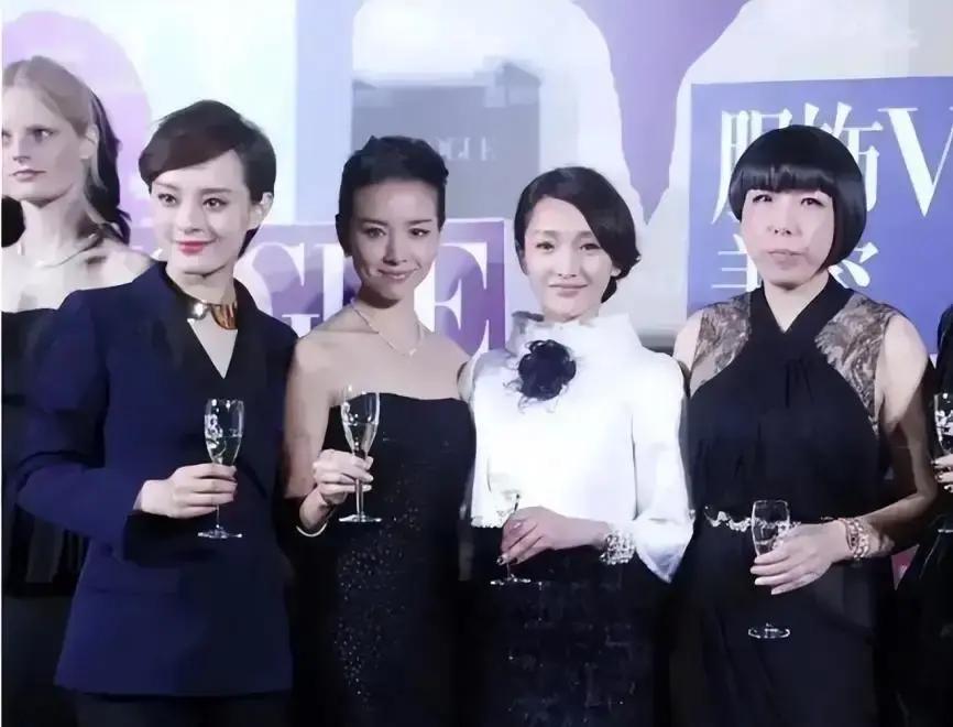 章子怡法令纹抢镜，孙俪邓超牵手入场。三亚夜场灯打在脸上，谁高谁矮一眼看穿。我