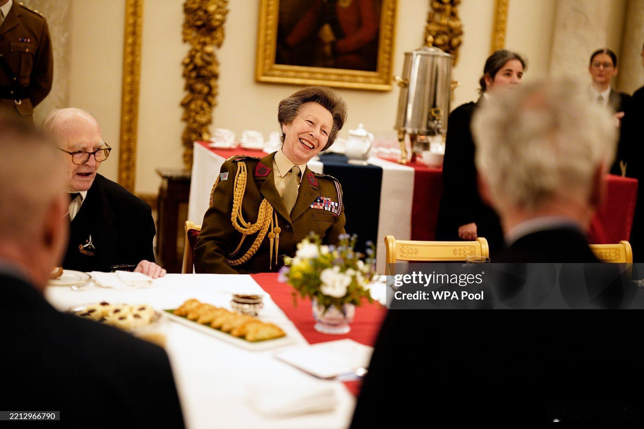 英国王室🇬🇧5月5日，安妮公主在白金汉宫举办的招待会上和二战时期的老兵们交