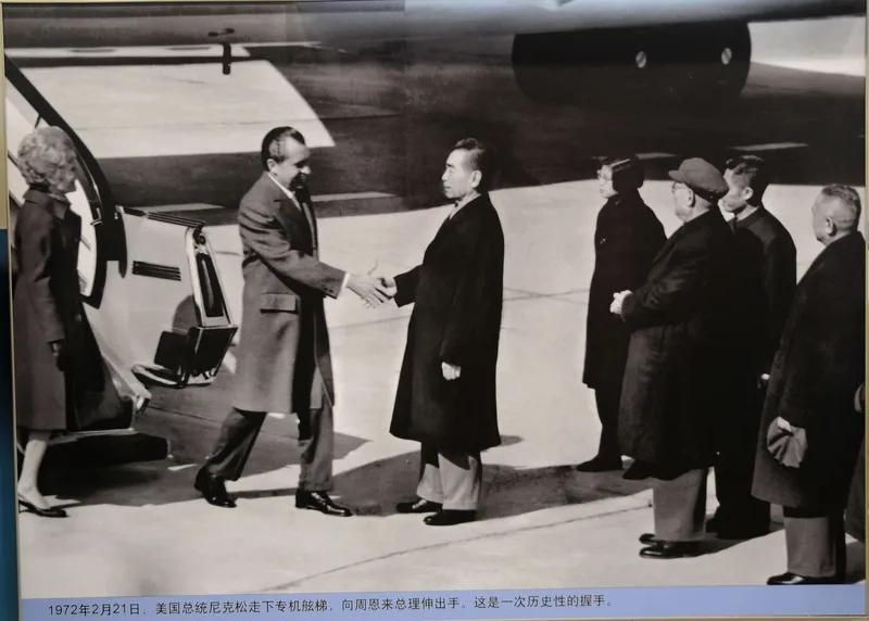 我觉得中美两国人民以后一定能幸福地生活在一起。关税大战后，中美两国都很关心对方