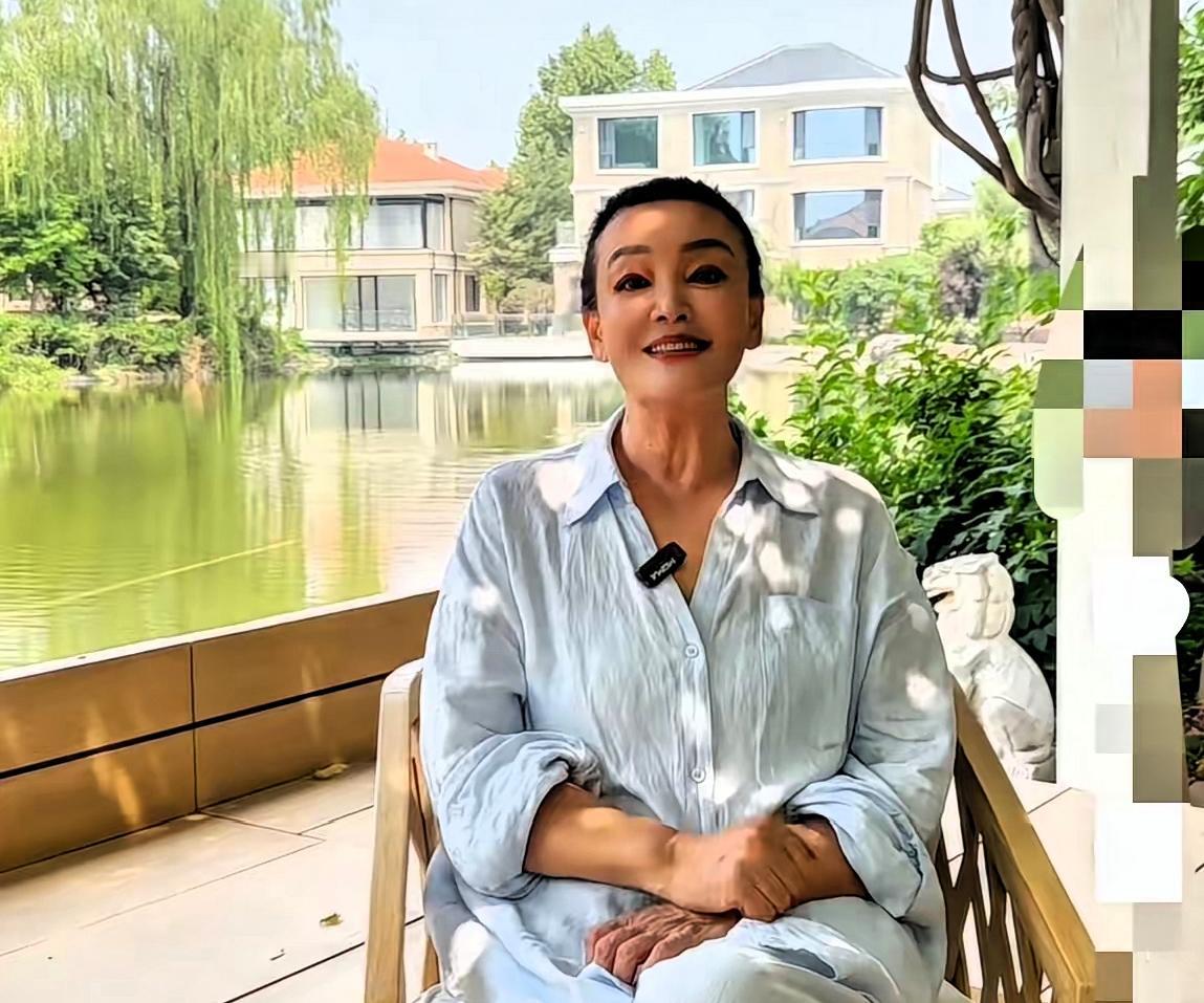 兰姐最近回家了，她发了视频，感恩大家，可是感觉上，她被边缘了，家族里头，话语权，