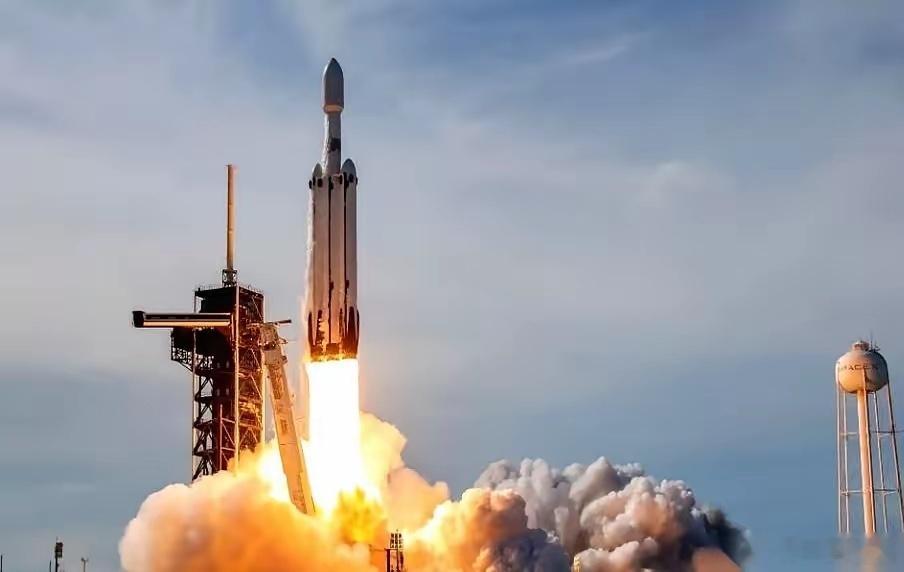 又掉下来了。三颗卫星，打水漂了。你看，马上就有人要出来喷了，说跟马斯克差了十万八