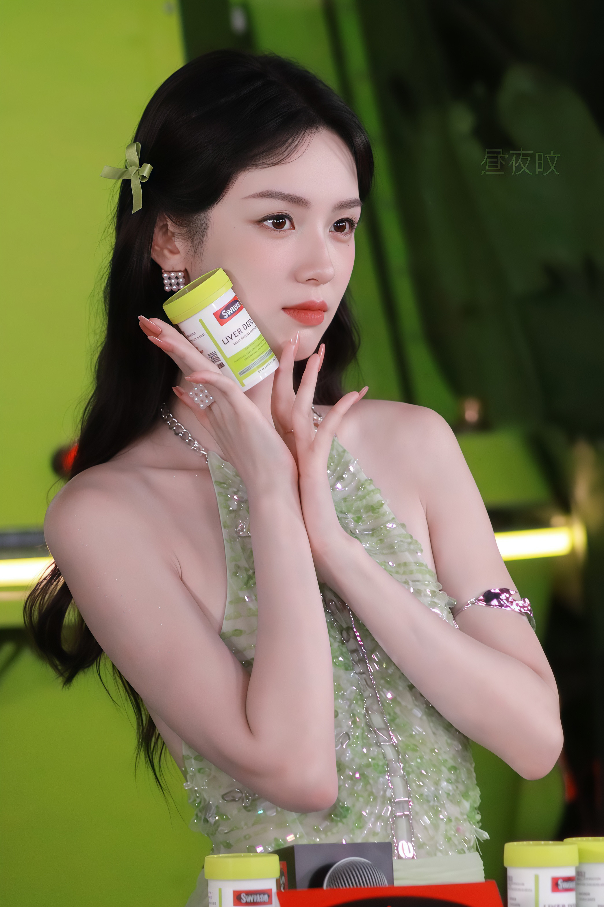 周也机场被私生围住可可爱爱的抹茶小蛋糕期待周也央视网络春晚