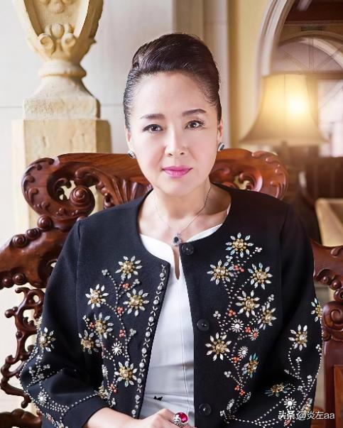 26岁的她给了印尼富豪，结婚当晚，她才知道老公已经有了一个妻子，没想到，丈夫说：