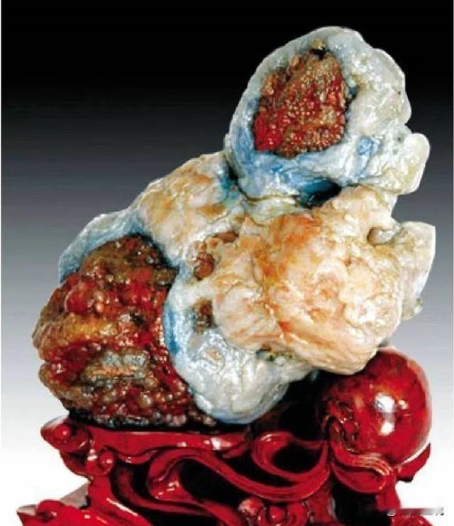 1993年，一牧民答应将一块拴羊的石头5万元卖给一广东人。谁料，正要交易时，牧民