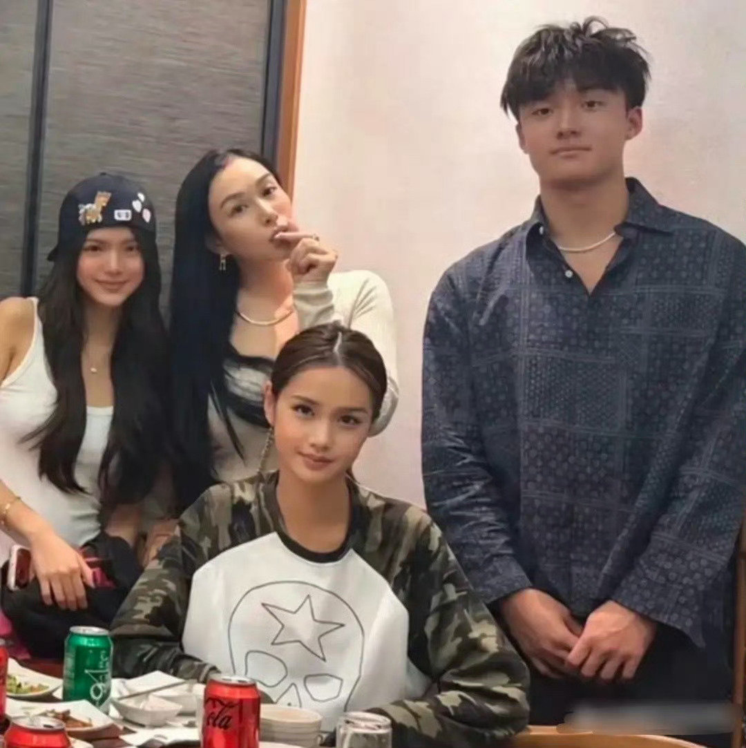 钟丽缇一家子出门旅游，母女三人各有风格。二女儿张思捷的男朋友也去了，这是得到家人的认可了呀。​