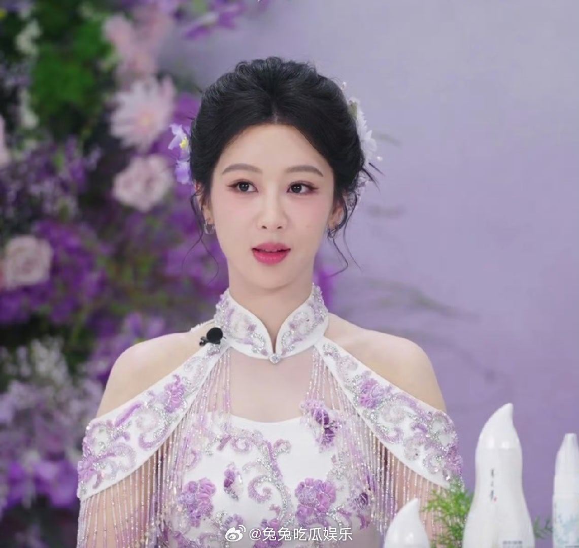 杨紫紫色旗袍直播造型来看看状态