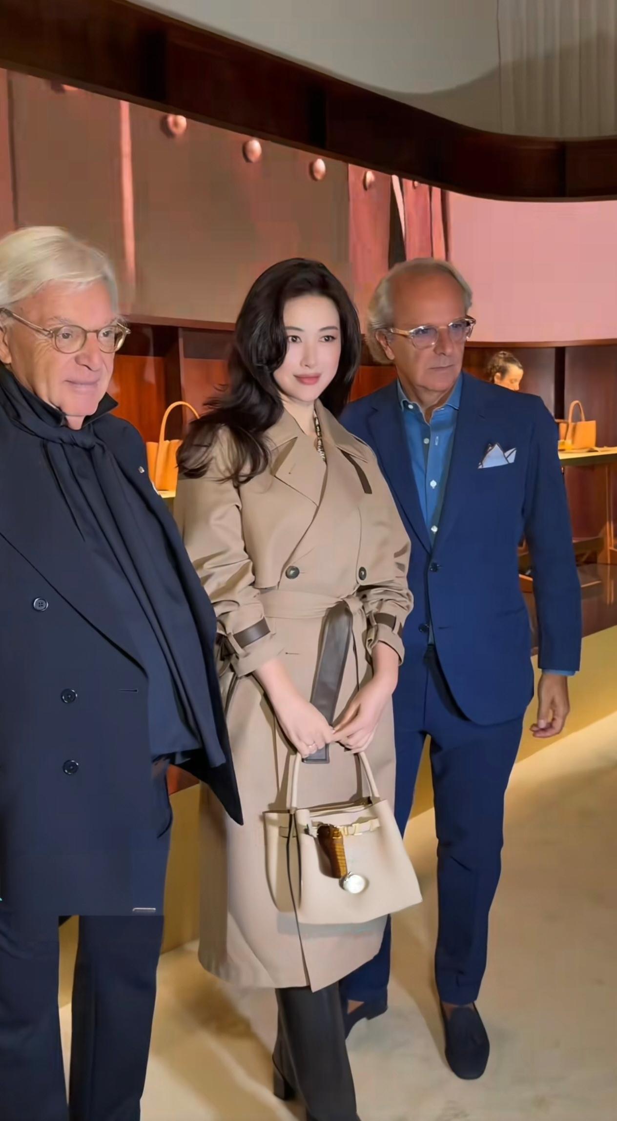 我一个美女朋友说，她很普通吧，这个衣服给我穿，比她好看一万倍！演员朱珠，2