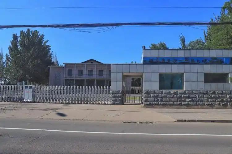 在部队的时候，一个睡我上铺的战友退伍前找我借了两千块。那时候一个月津贴才800，