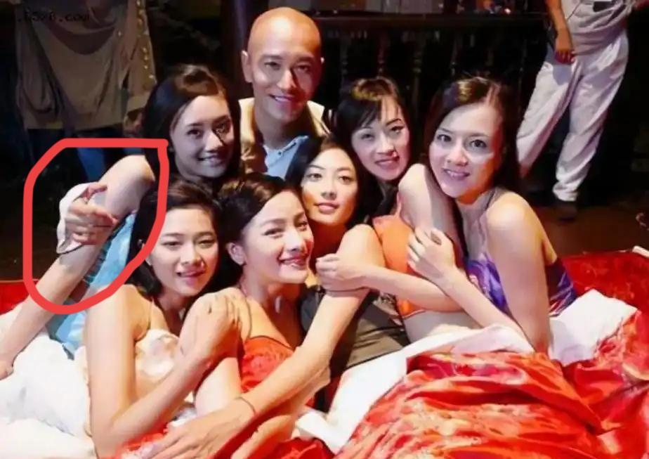 黄晓明的一只手，扯下了内娱男演员最后的“遮羞布”。拍《潜行者》，一场和蒋欣的亲