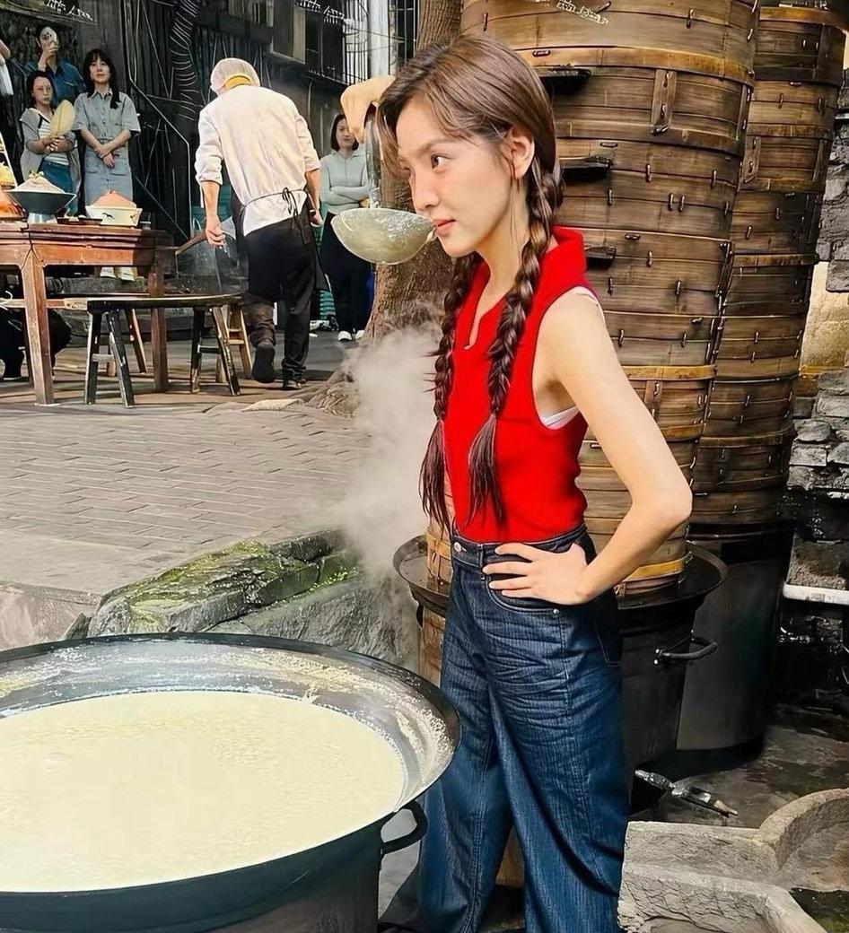 路人随手拍下的章若楠跟精修图差太远了​​​