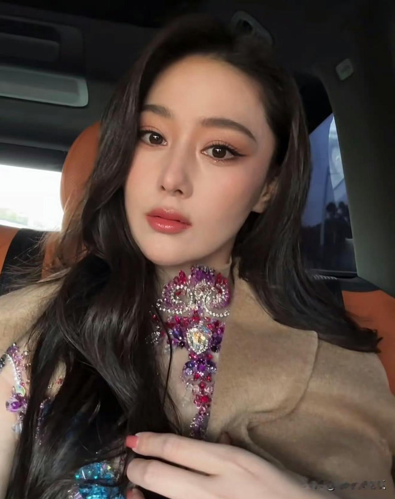 张馨予现在是完全不装了以前她是真的有所顾忌，但是现在她真的不需要了，因为他真的