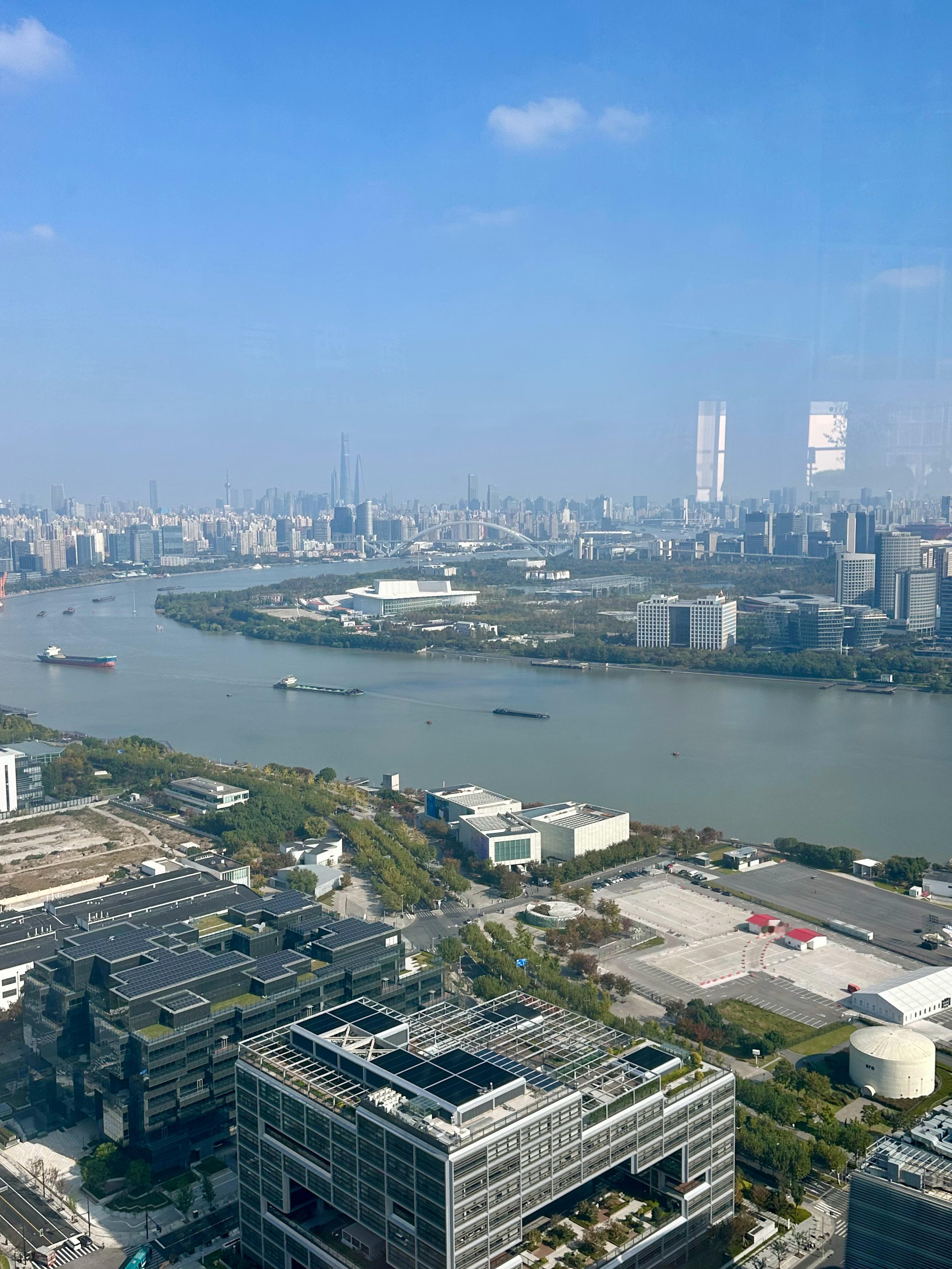 参观徐汇滨江规划展示中心，西岸智塔东塔楼45楼，视野真不错，最火的西岸梦中心尽收