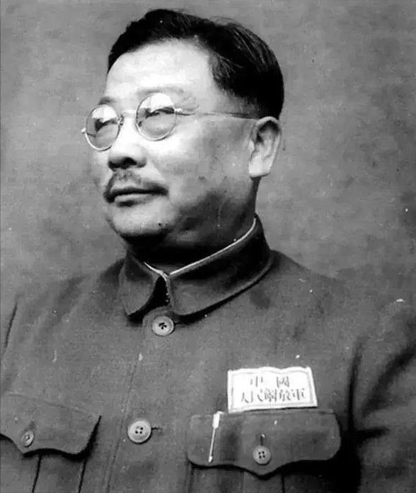 1949年，北平刚解放没多久。凌晨两点，李克农走进毛主席即将入住的房间，例行