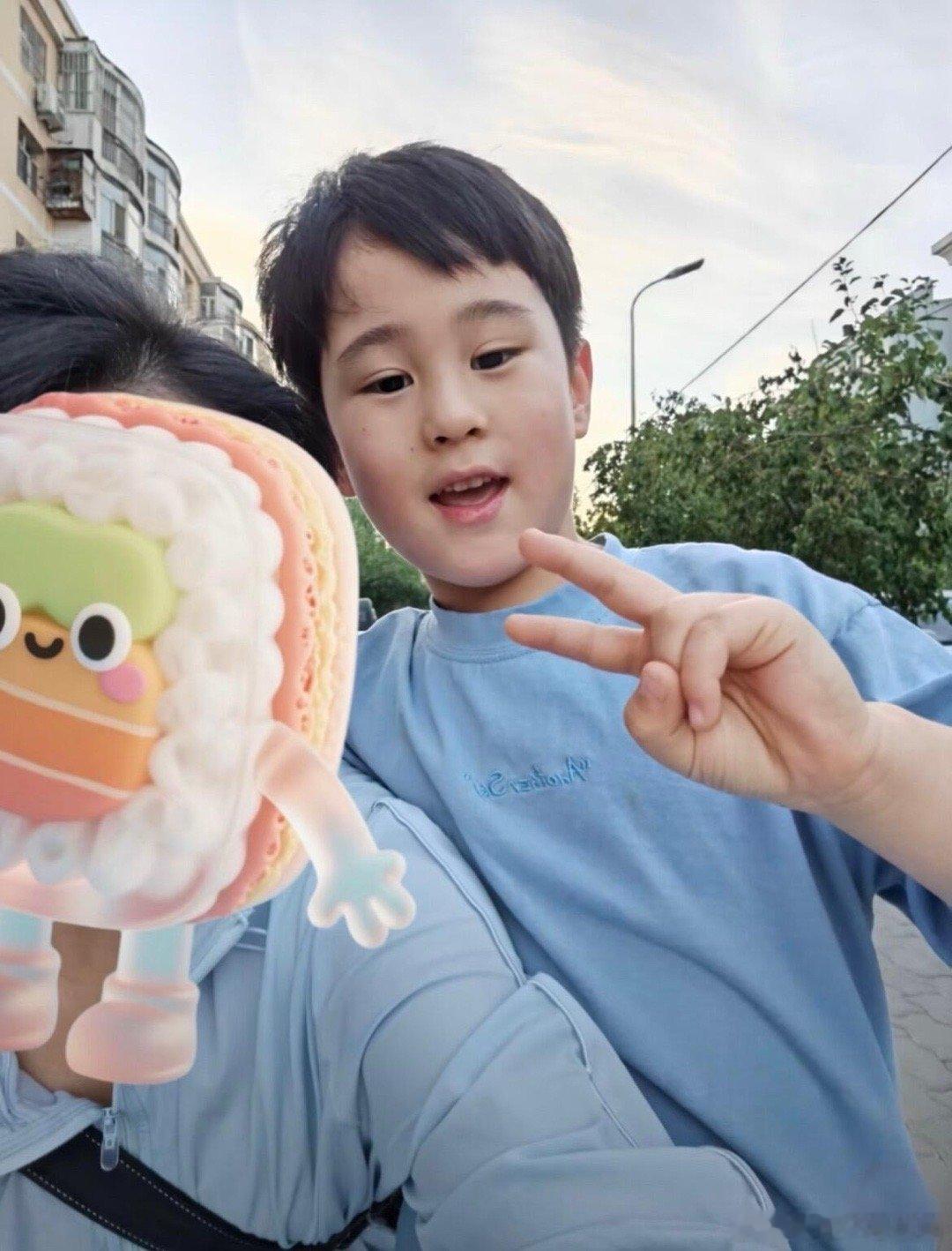 主动和ee合照的马立奥自己主动过去给ee说可以一起合照📷满分爱豆小松子！​​