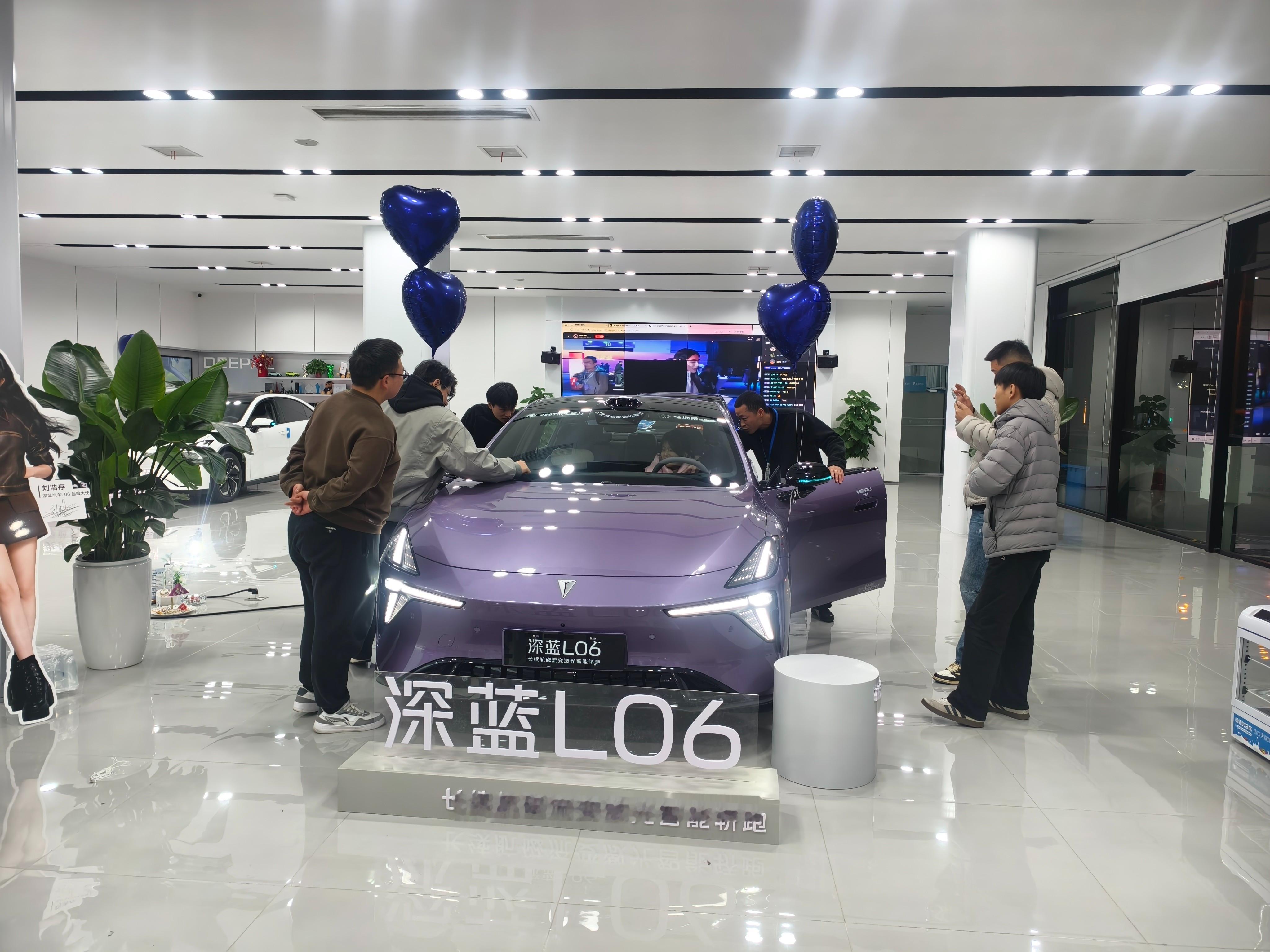 别人是BOSS直聘找工作，深蓝直接整了个“BOSS服务”宠车主！事因是最近有深蓝