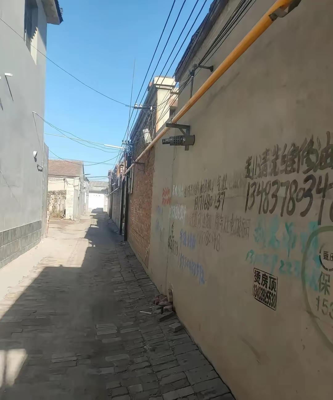 河北一村民翻新房，天然气管道挡路，公司开口要八百拆管费。房盖好后他反手提条件：