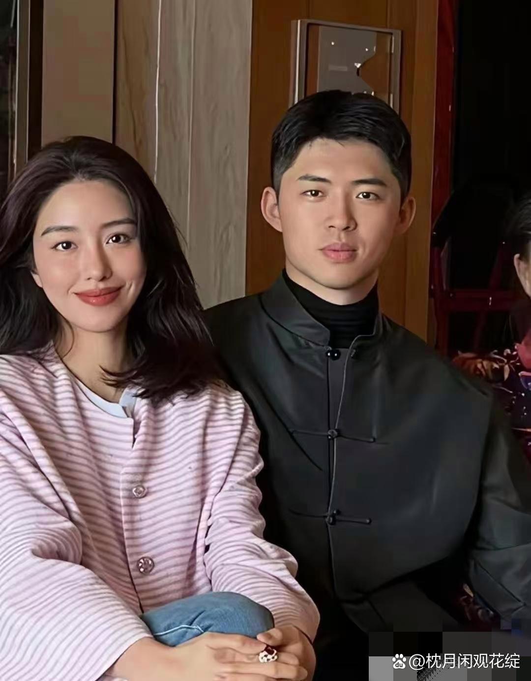 这是杨采钰跟她老公张向荣——福建金鹿集团第三代继承人的全家福，婆婆跟小姑子也在里