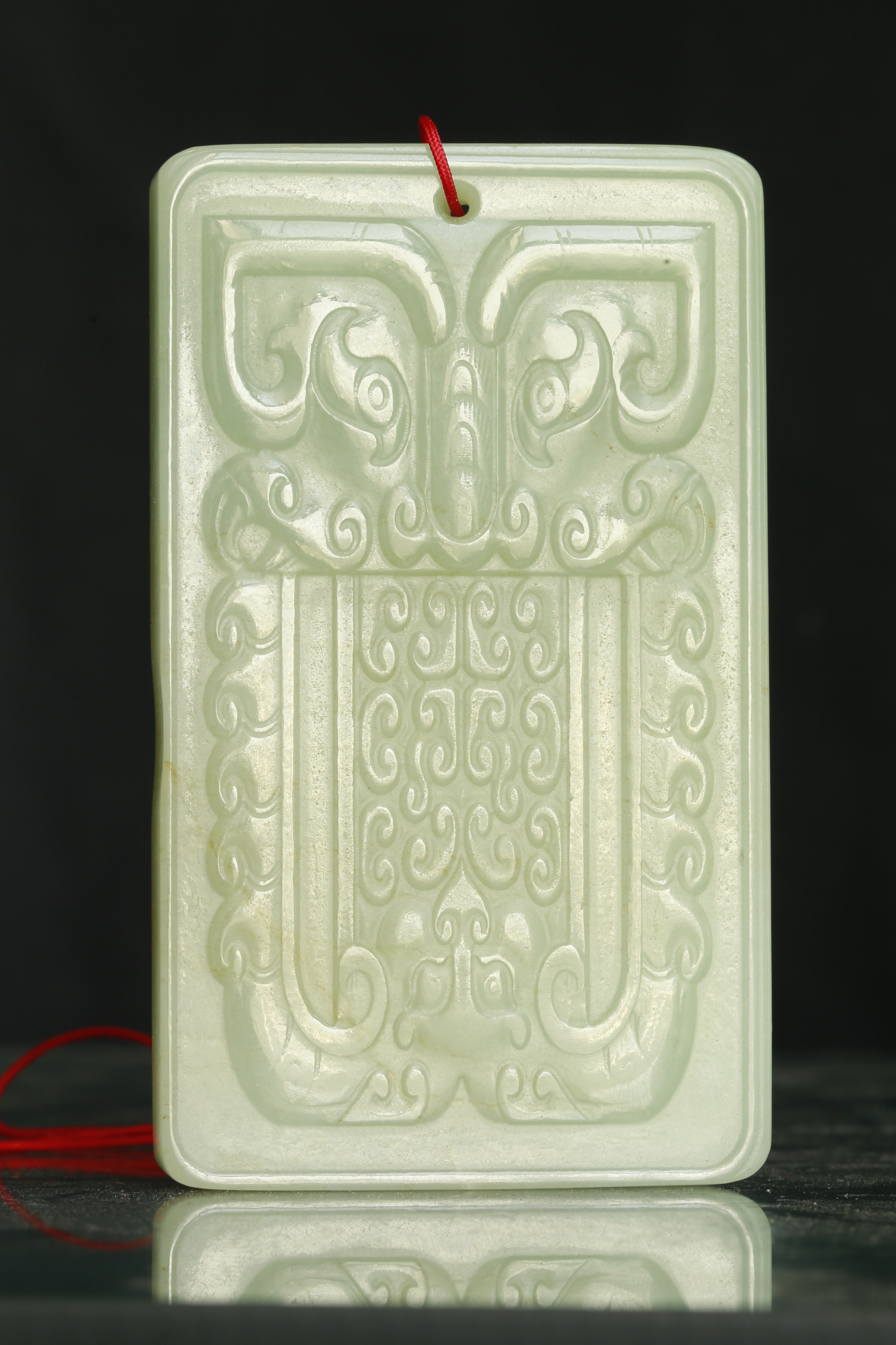 清.和田玉饕餮如意纹方牌一块尺寸：重151.3g,长94mm,宽55.6m