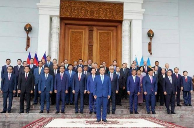 菲律宾倒向了美国、新加坡倒向了美国，似乎如今从中国获利的很多东南亚国家最后都倒向