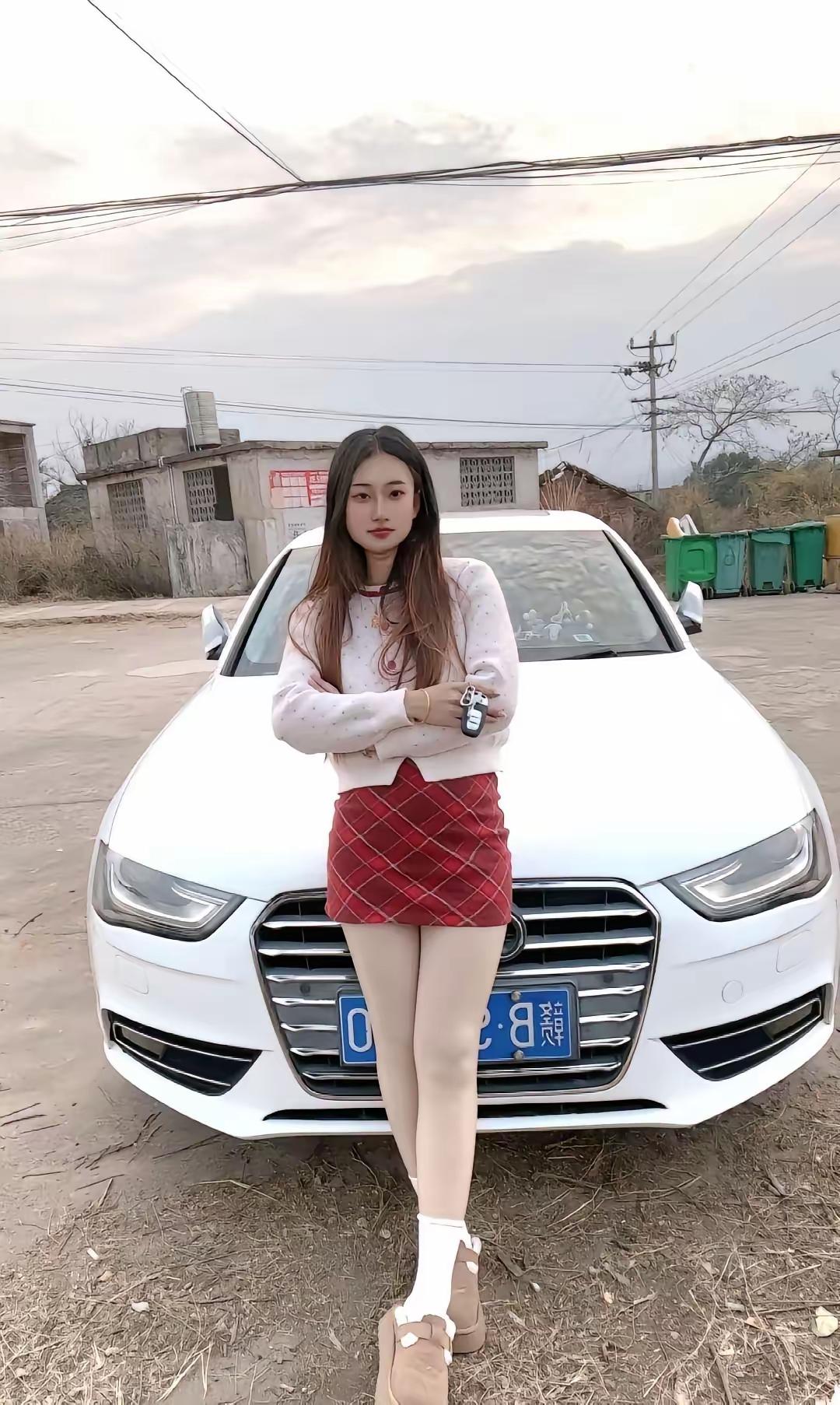元气少女与时尚白车的完美搭配，清新脱俗的气息扑面而来！🌸🚗💃