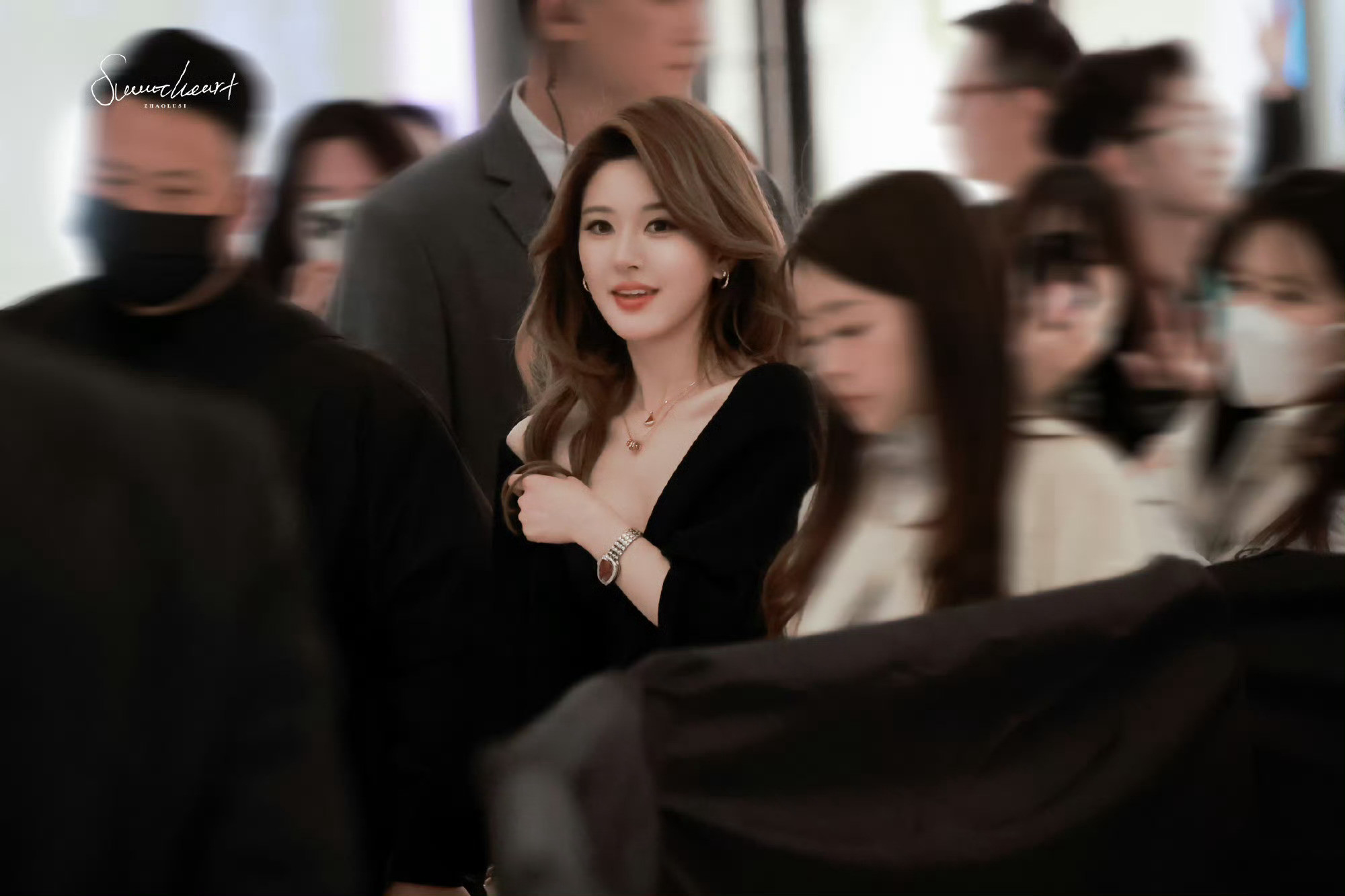 赵露思活动就这样美晕所有人，波浪卷发好有韵味