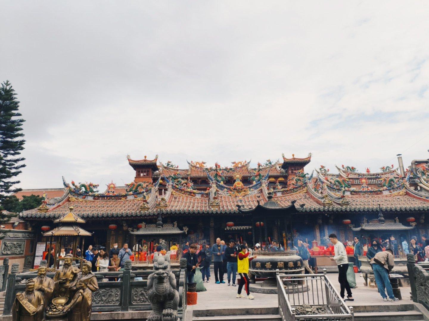半城烟火半城仙，三步一寺，五步一庙，泉州古街确实值得走一走，而且景点都挨在一块，