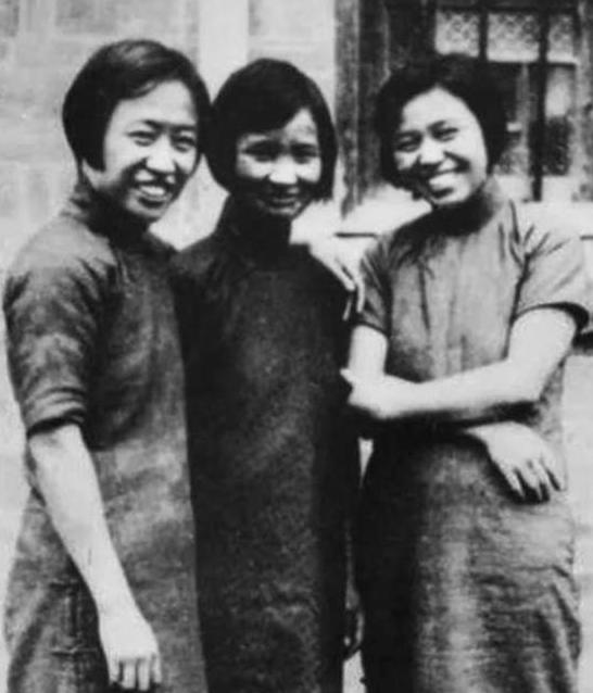 1932年地下党钱瑛撤退时不幸被捕，她为了不暴露身份，借口肚子疼要去上厕所，趁此