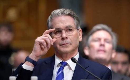 美国一直以为，中国若要挑战美元霸权，必然会掀起一场狂风骤雨般的金融对决。直到最近