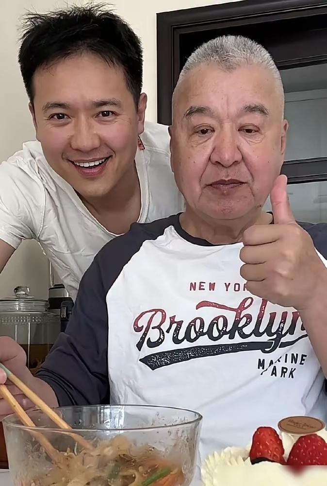 都别骂董璇“狠”了。你看高云翔，43岁的男人，给老爹过生日时，身边就只有个