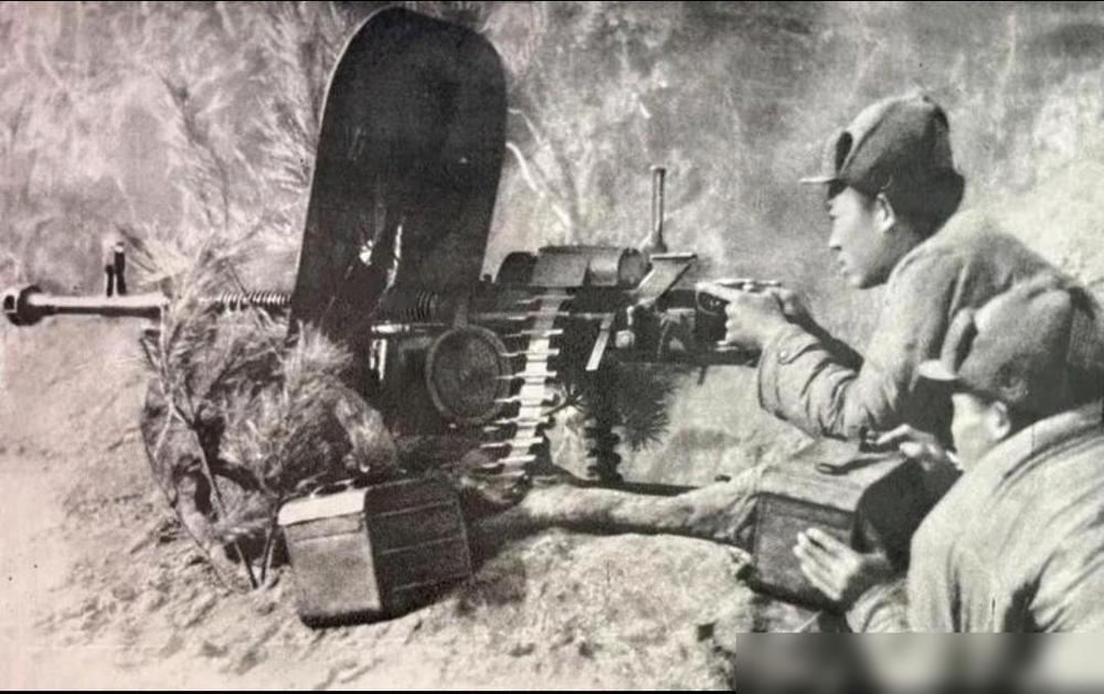 图1是志愿军战士在战场上使用重机枪朝敌人猛烈开火的场景。画面里这挺冒着火舌的
