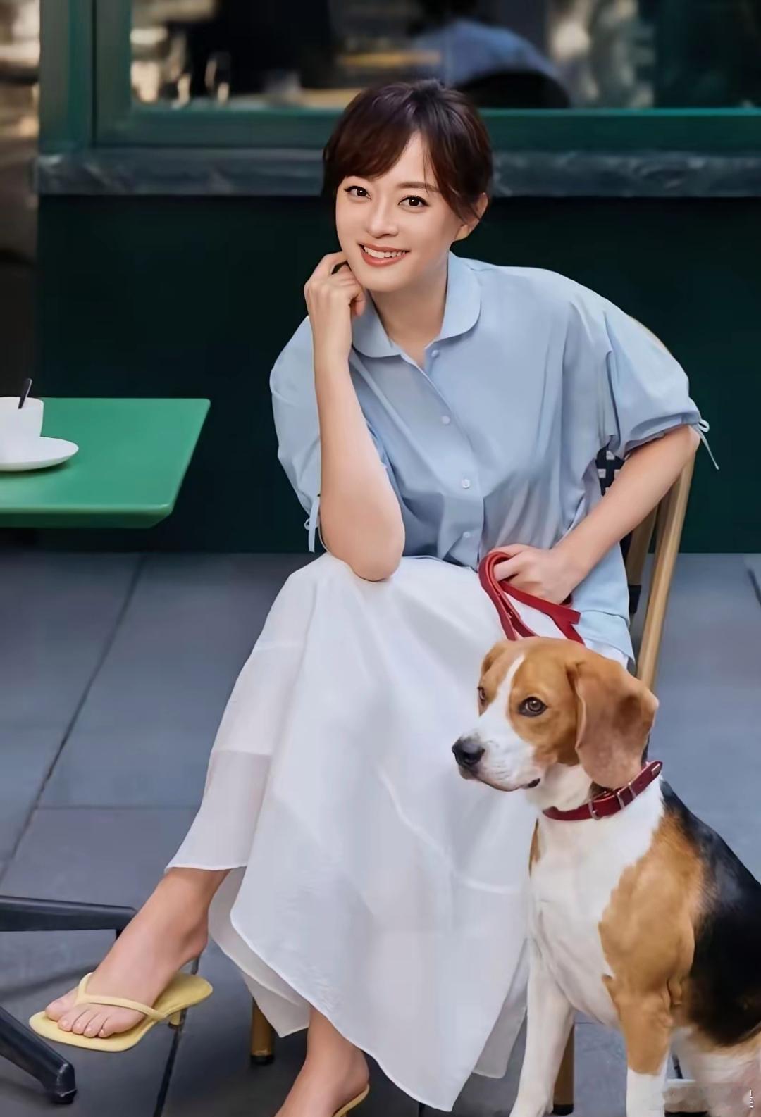 孙俪的双脚线条精致流畅，整体观感十分出众，很有美感。