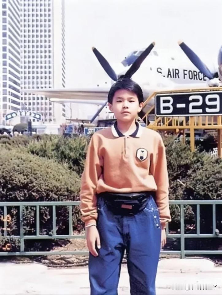 一张老照片，拍摄于1991年，大家看看在公园里身前腰包着实抢眼的这位小男孩是谁！