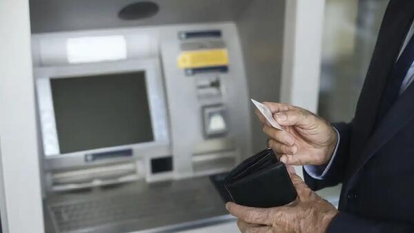 这事儿说白了，就是以后你去银行取钱，不用再被每个人像查户口似的问个没完了。新规说