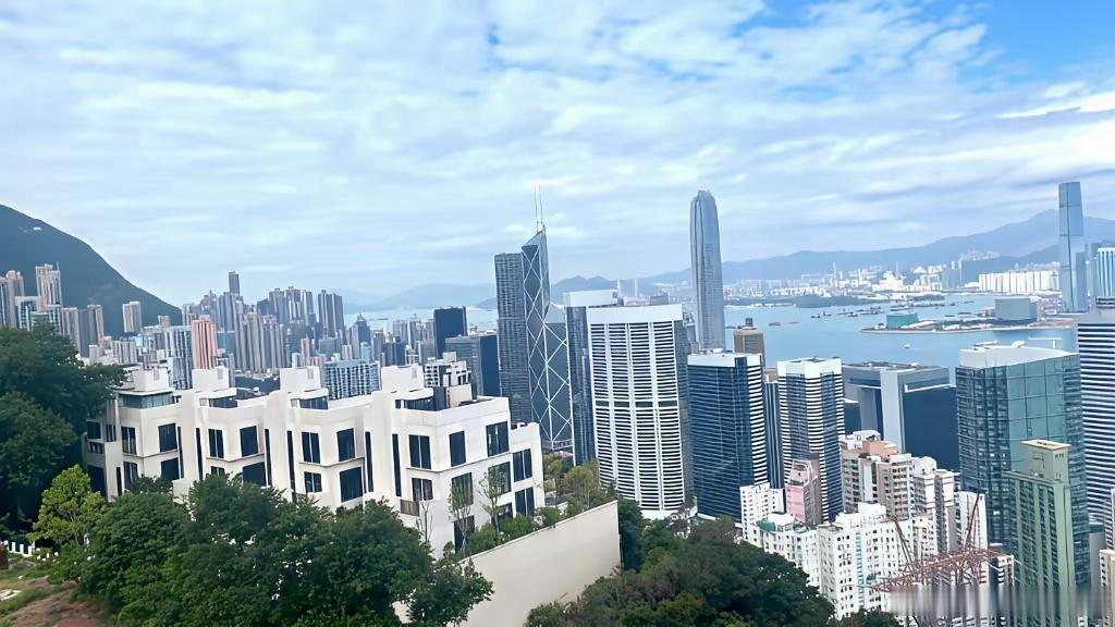 香港太平山别墅也不管卖不卖的出去，反正就是要打包一起卖。内地开发商盖别墅都是一套