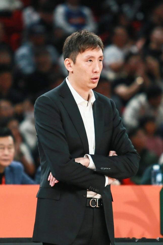 易立感谢胡卫东，江苏队收获未来核心主力。CBA常规赛第三轮，江苏主场迎战上海