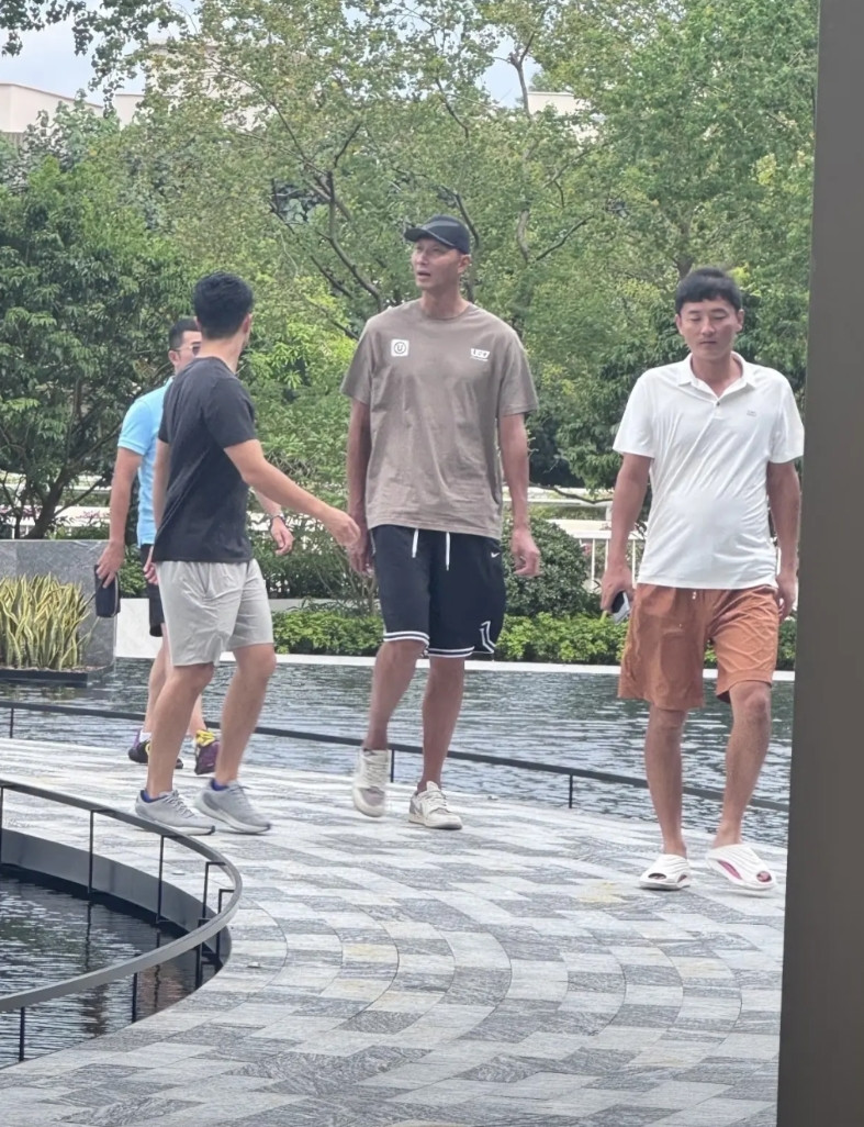 9月20日易建联现身广东清远，没有以前的巨星气质了，就像普通的运动员一样，个子是