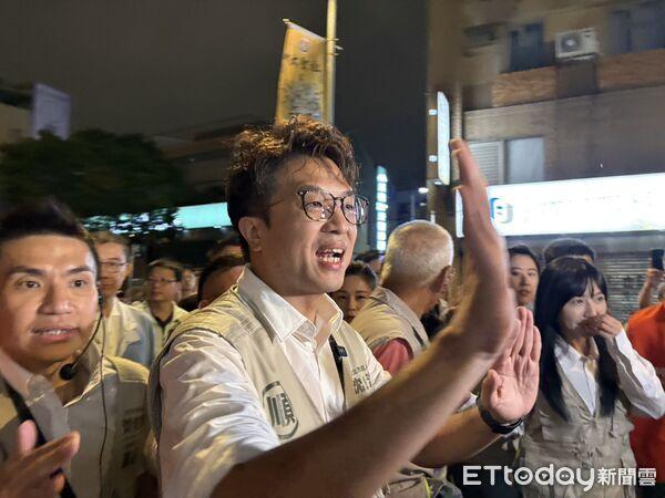 蒋万安沈伯洋紧牵双手沟通一分钟！民众高喊要辩论民进党台北市长参选人沈伯洋、台北