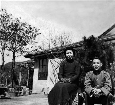 1936年，杭州下雪那天，城里出了件大事。高家的千金高诵芬出嫁了。她十八岁，正是