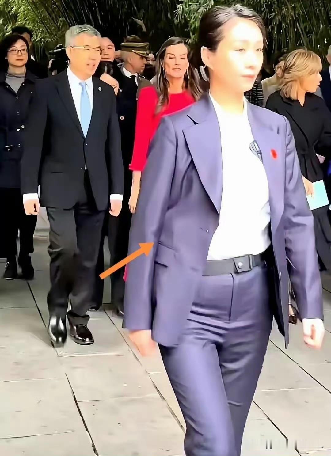 猜一猜！这女保镖右侧西装里鼓鼓的是啥玩意？[捂脸哭]网友:是安全感[比心]莱