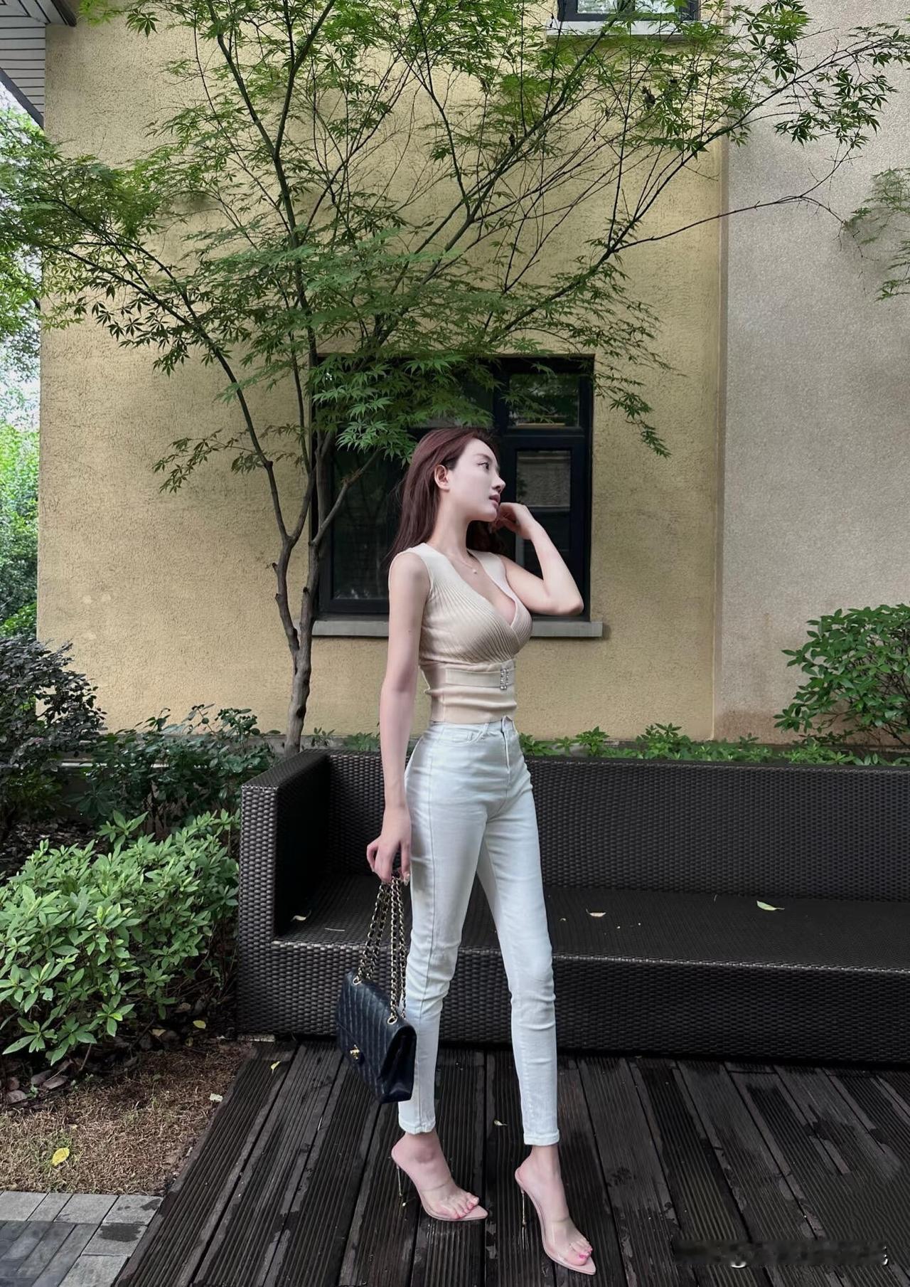 当空姐遇上牛仔裤[比心]好看就是了[比心]休闲时很多女生更喜欢穿裙子，但小幸运