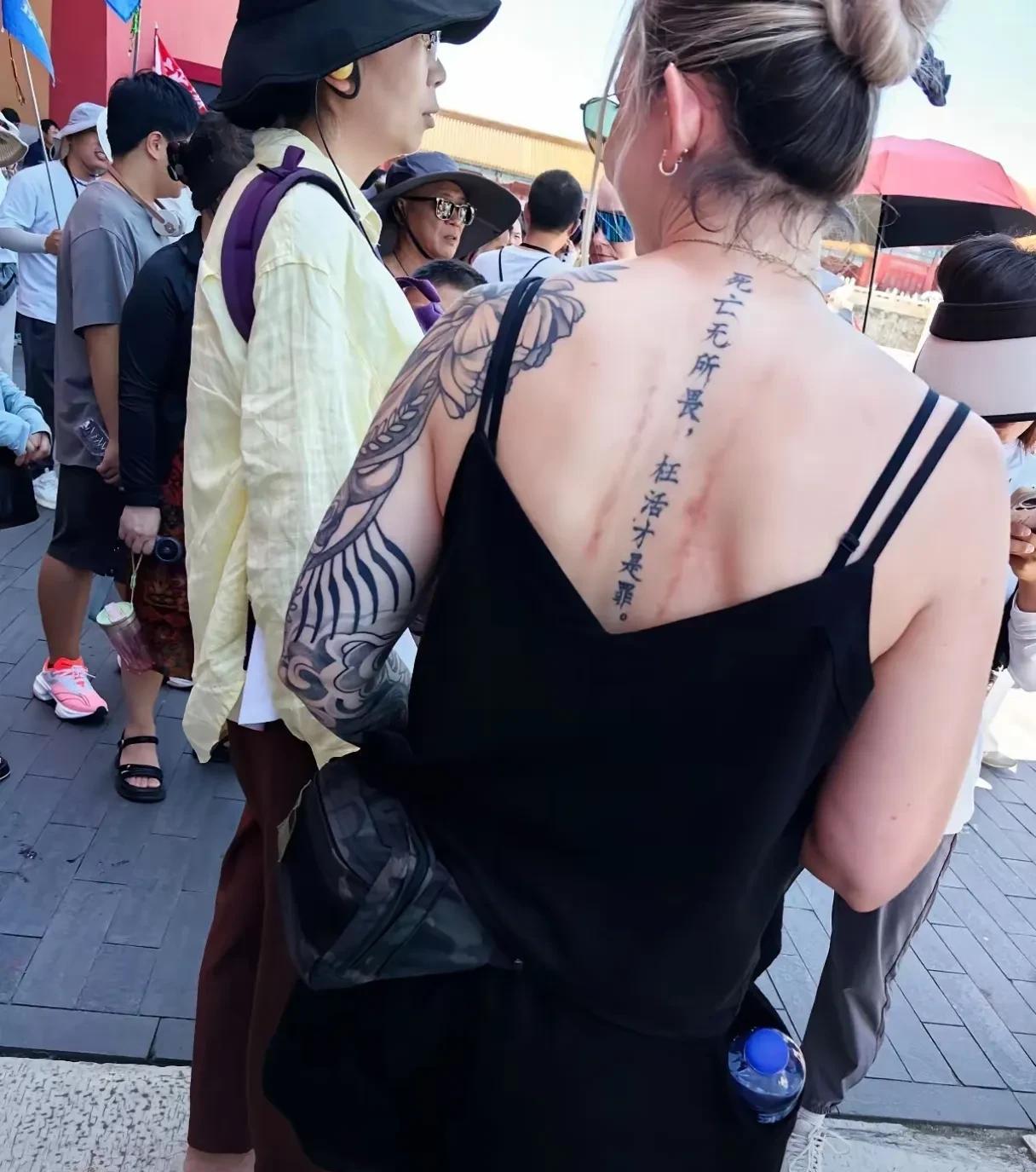 老外是因为这几个字好看呢？还是真的喜欢这句话的含义？！不要以为