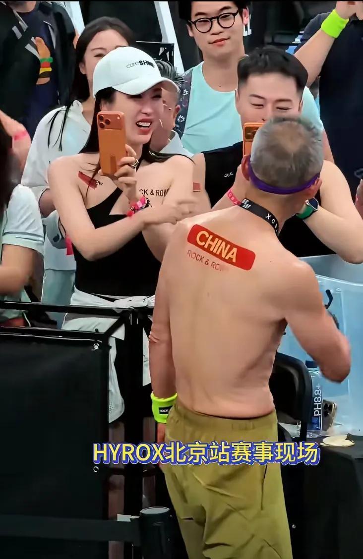 王石和田朴珺隔着护栏碰拳那一下，比反复解释“感情很好”，更容易让人看明白，什么叫