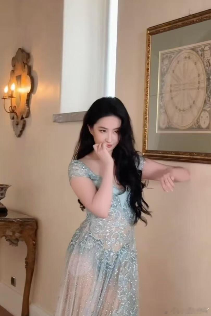 刘亦菲玫瑰塑极致美学自带与生俱来的浪漫气场，和玫瑰元素相融毫无违和感，随心驾驭