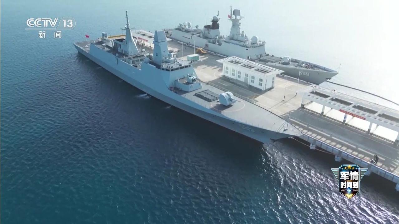 排水量为4200吨和5000吨，054A和054B同框。