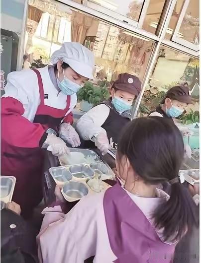 这下出名了，全国人民都知道了！真没想到，一所学校食堂工作人员居然全是学生家长。四