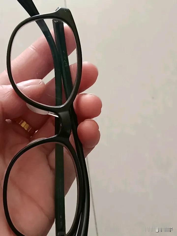 孩子的眼镜真是一笔大的开支。我家孩子从很小就开始戴眼镜，大概眼镜方面就花了两三