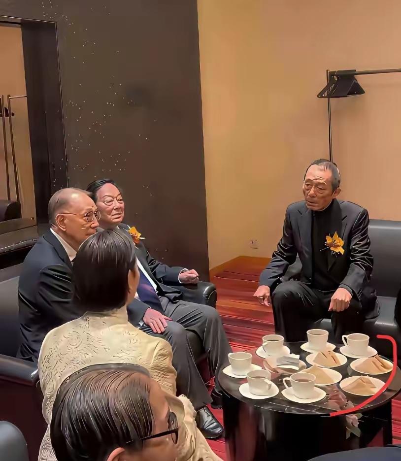 原来真正的顶级富豪聚会，这么简单🍰几杯咖啡奶茶，几块小蛋糕，吃食从不在意聊