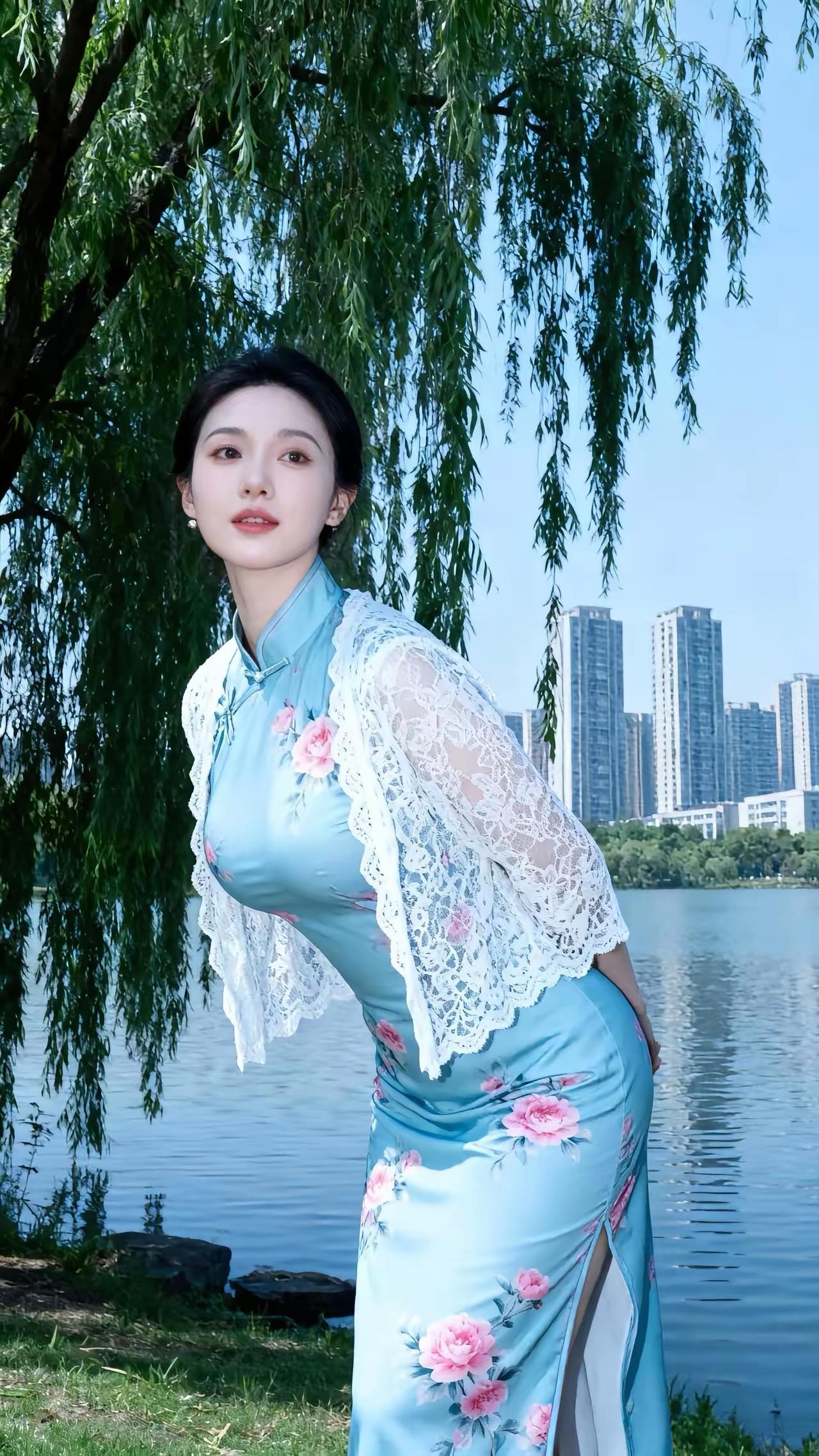 虽然已经是冬季了，发一张深春时节，美女湖畔旗袍秀，给大家深闷冬季，换一丝活力！