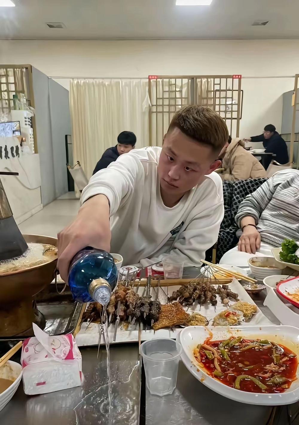 这眼神就别倒酒了呗，人才啊